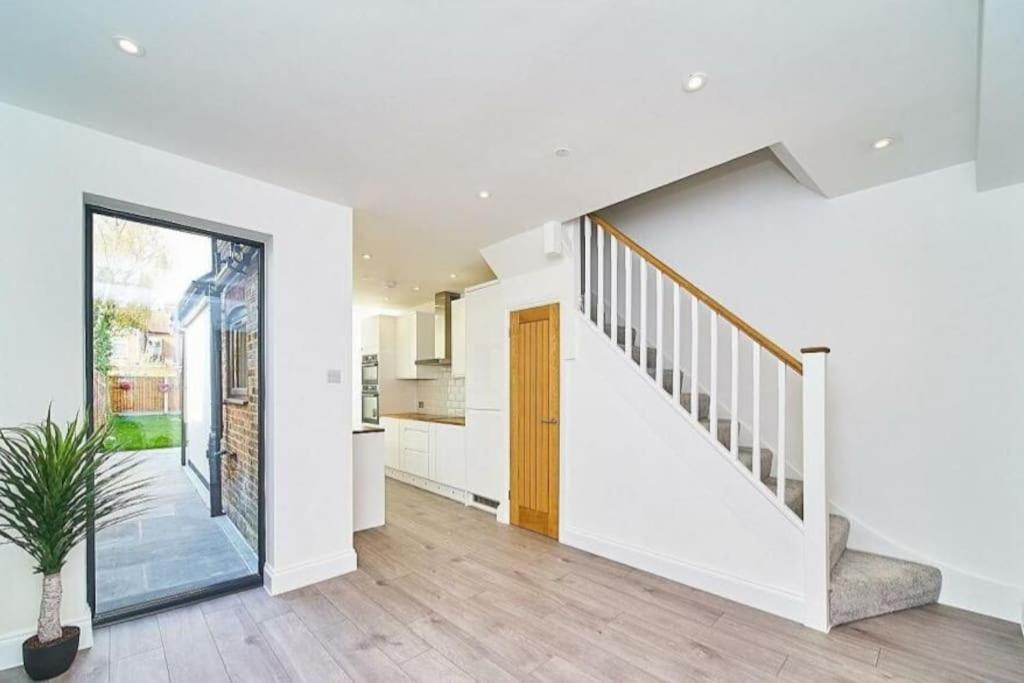 Spacious 4Br House, London, Sleeps 9, Parking Available Exterior foto