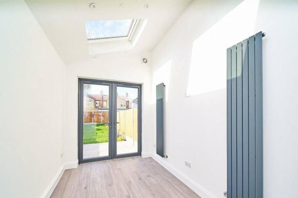 Spacious 4Br House, London, Sleeps 9, Parking Available Exterior foto